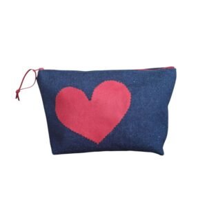 Χειροποίητο τζιν νεσεσέρ με μια μεγάλη κόκκινη καρδιά