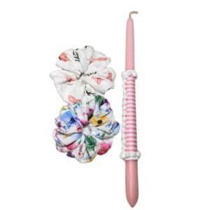 Πασχαλινή Λαμπάδα με δύο scrunchies, ροζ λουλουδάκια (35εκ.)