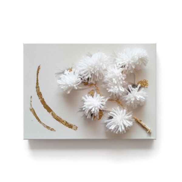 Καμβάς με '' πομ πομ " λευκά από μαλλί και χρυσές λεπτομέρειες