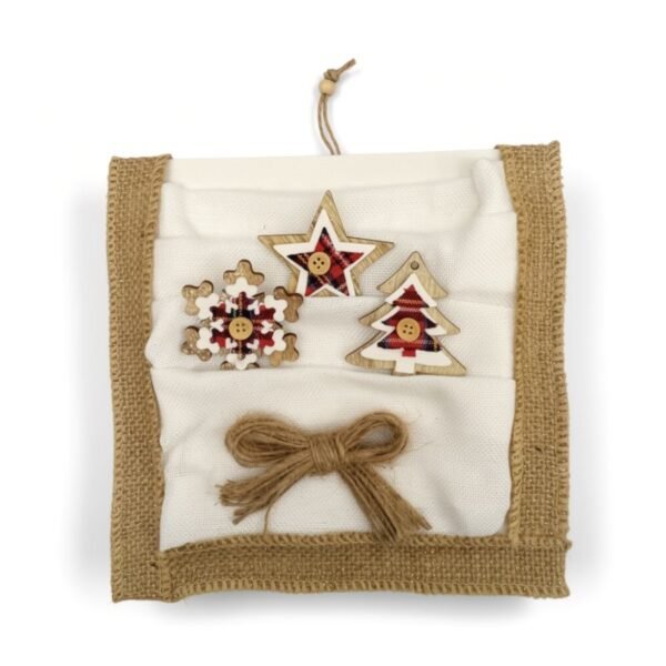 Χριστουγεννιάτικος καμβάς με ύφασμα και ξύλινα λουλούδια