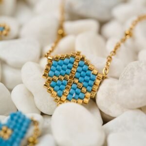 Κολιέ με ροζ χαλαζία και πολύχρωμο cluster λίθων The Gem Stories