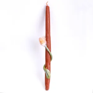 Λαμπάδα κόκκινη από μελισσοκέρι με στριφογυριστή τουλίπα