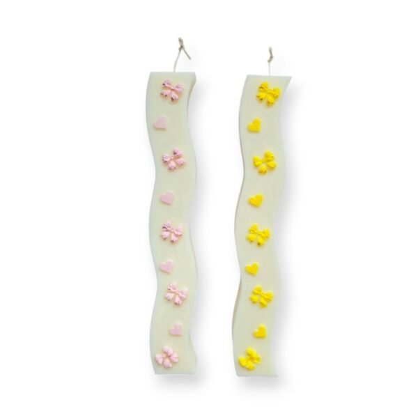 Λαμπάδα αρωματική κυματιστή με φιόγκους & καρδιές, ζωγραφισμένη στο χέρι