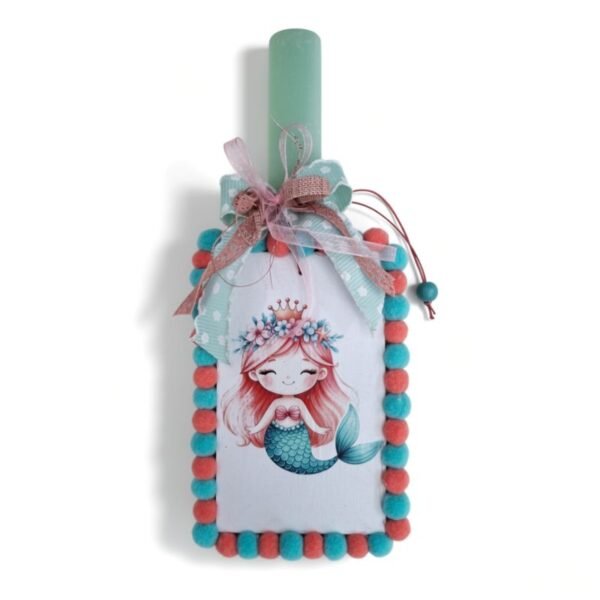 Αρωματική πλακέ λαμπάδα διακοσμημένη με ένα ξύλινο ταμπελάκι με μια υπέροχη γελαστή πριγκίπισσα γοργόνα