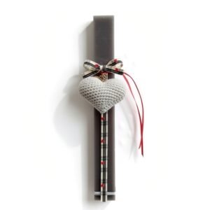 Λαμπάδα εφηβική με πλεκτή γκρι καρδιά μπρελόκ