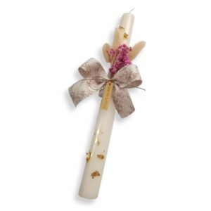 Χειροποίητη πασχαλινή λαμπάδα εκρού με φιόγκο και αποξηραμένα λουλούδια.