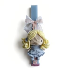 Χειροποίητη λαμπάδα πλεκτή κουκλίτσα με γαλάζιο φόρεμα