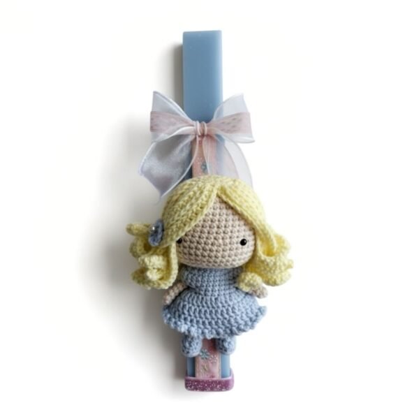 Χειροποίητη λαμπάδα πλεκτή κουκλίτσα με γαλάζιο φόρεμα