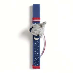 Πασχαλινή λαμπάδα πλεκτός Καρχαρίας με παπούτσια μπρελόκ