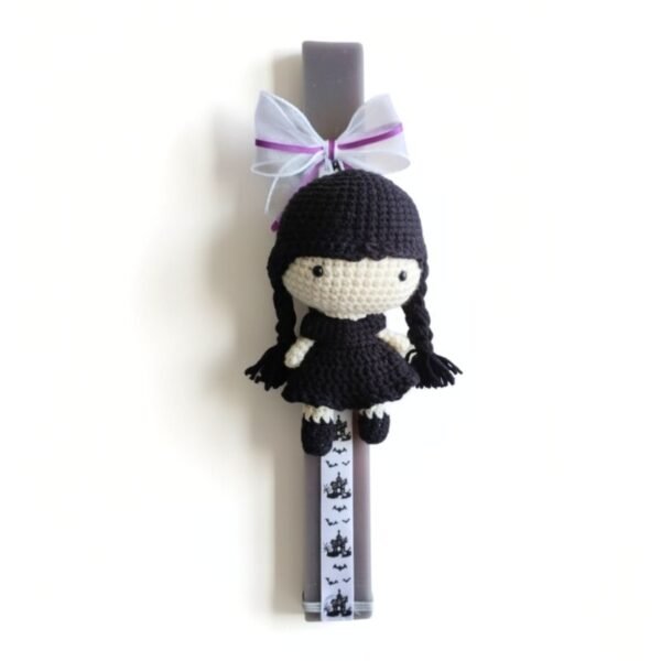 Πασχαλινή λαμπάδα με πλεκτή κουκλίτσα με μαύρο φόρεμα