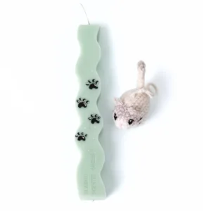 Αρωματική λαμπάδα με πατουσάκια και μπρελόκ γατάκι