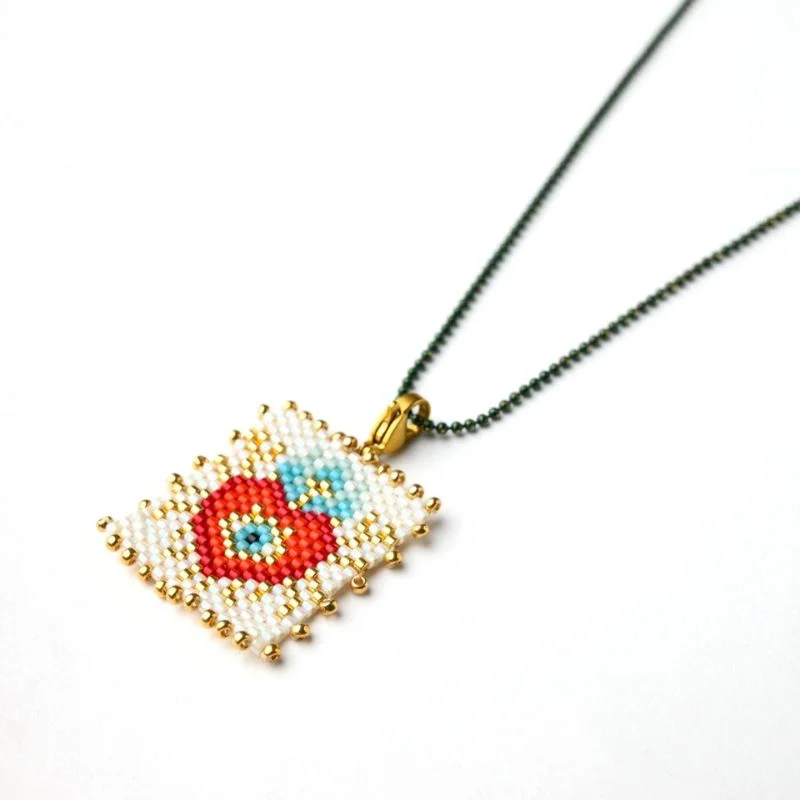 AA7X40241-The-Gem-Stories-Miyuki-Element-Heart-Pendant-with-Dot-Chain-closeup