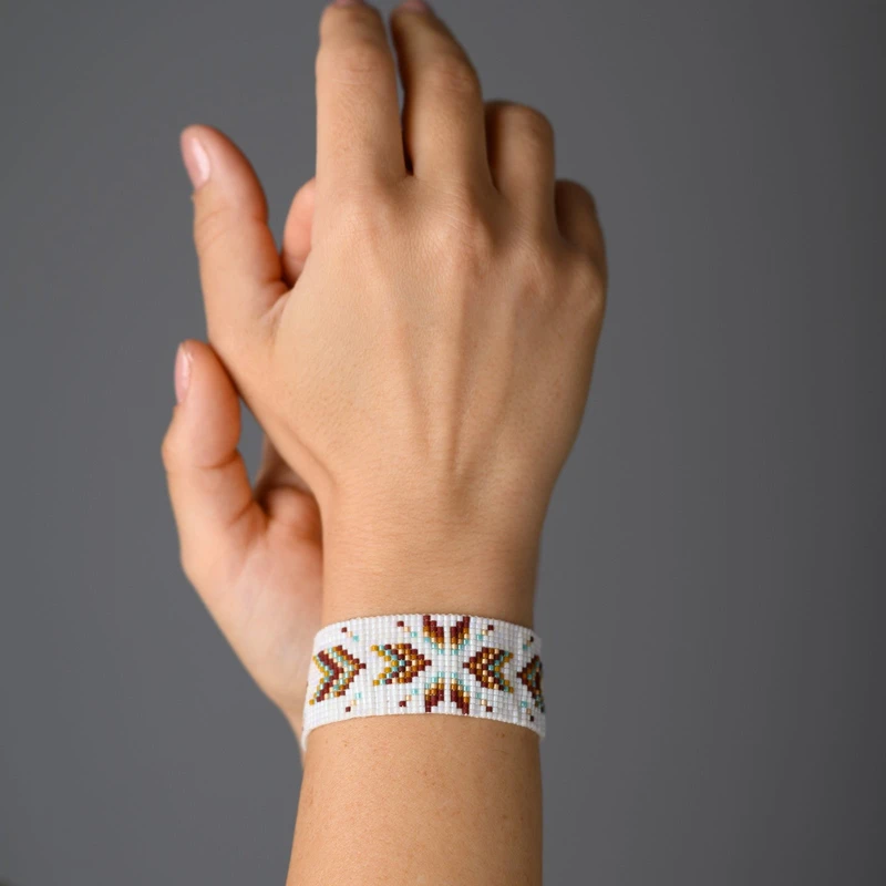 IDG439724-The-Gem-Stories-Miyuki-Loom-Desert-Star-Bracelet (2)