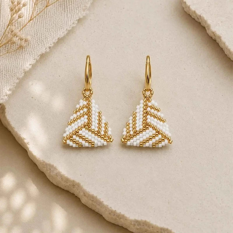 WI4Y46592-Miyuki-Triangle-Earring-WhiteGold-Concept