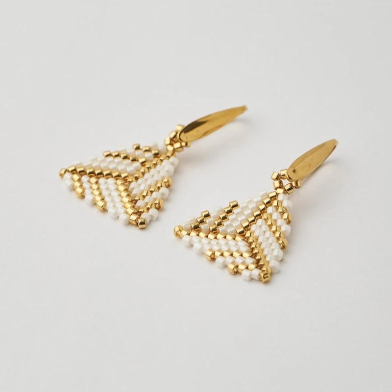 WI4Y46592-The-Gem-Stories-White-Gold-Miyuki-Triangle-Earrings