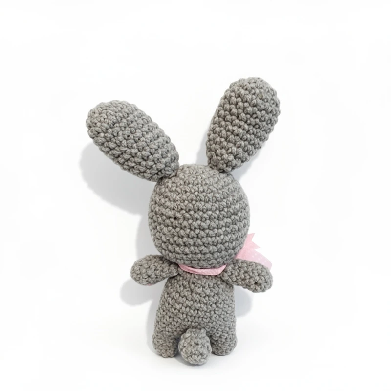 amigurumi-kounelaki-meli-and-yarn (2)